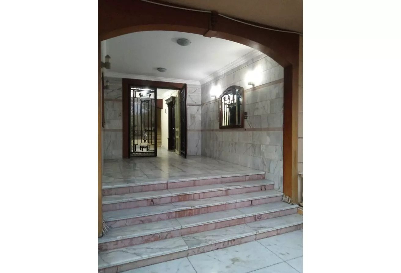 شقة بفيلا بالتكيفات والمطبخ بجوار سعودي الحي الاول