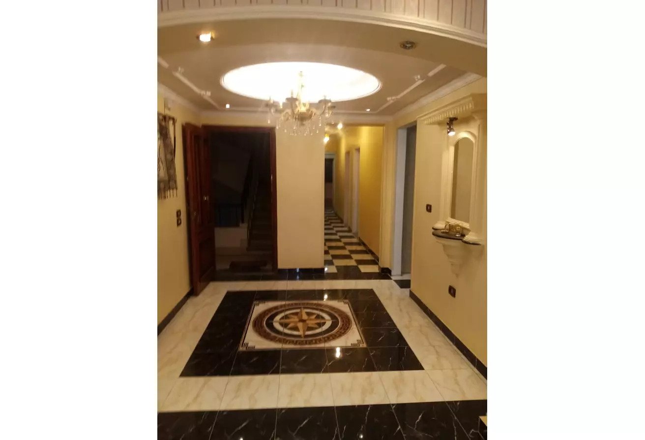 شقة بفيلا بالتكيفات والمطبخ بجوار سعودي الحي الاول