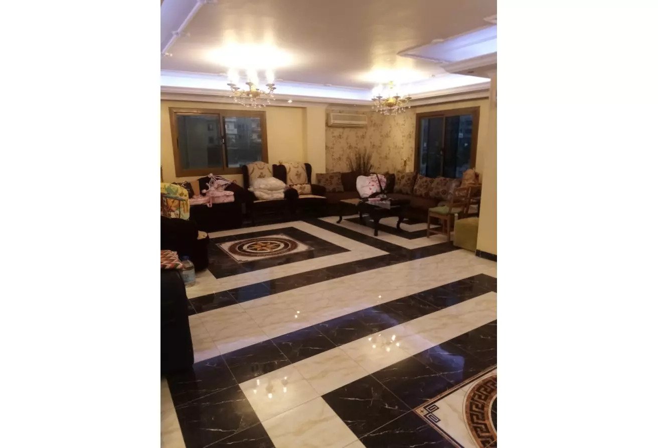 شقة بفيلا بالتكيفات والمطبخ بجوار سعودي الحي الاول