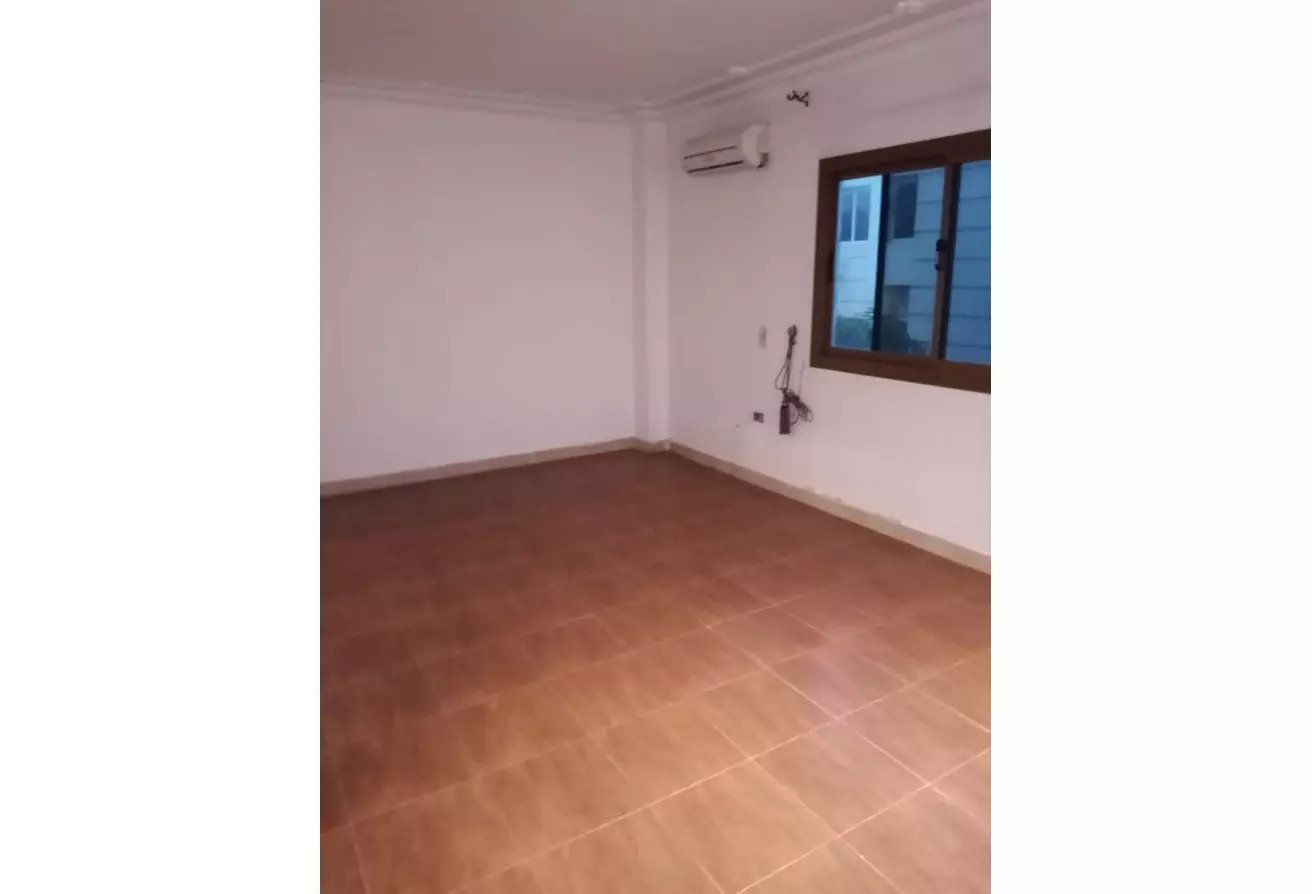 شقة بفيلا بالتكيفات والمطبخ بجوار سعودي الحي الاول