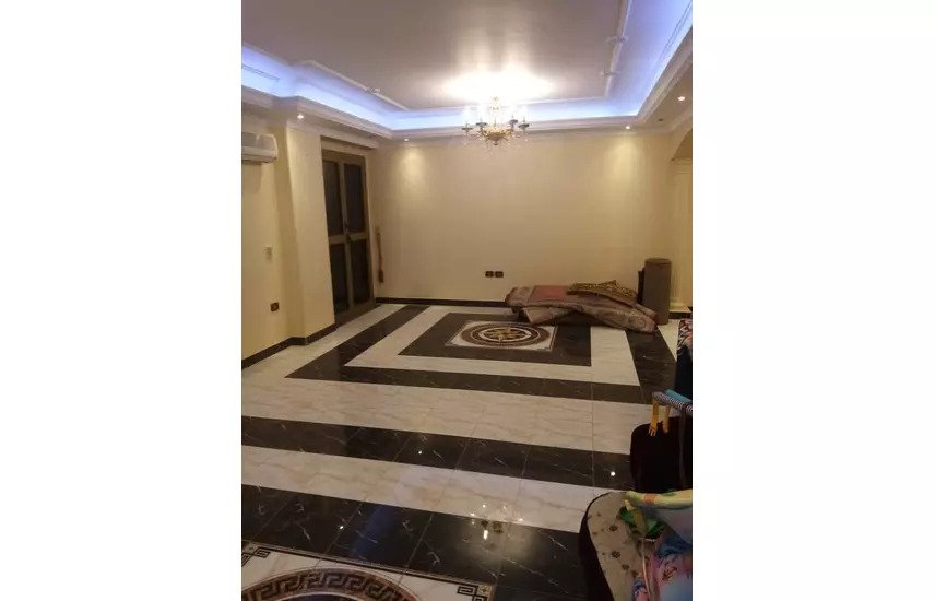 شقة بفيلا بالتكيفات والمطبخ بجوار سعودي الحي الاول