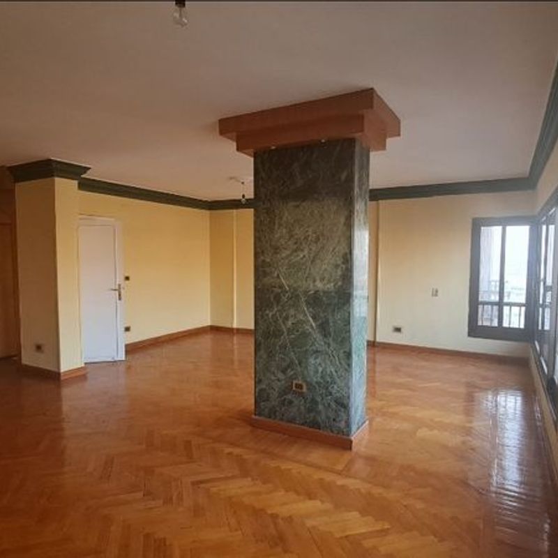 فرصة للإيجار بموقع متميز بشيراتون