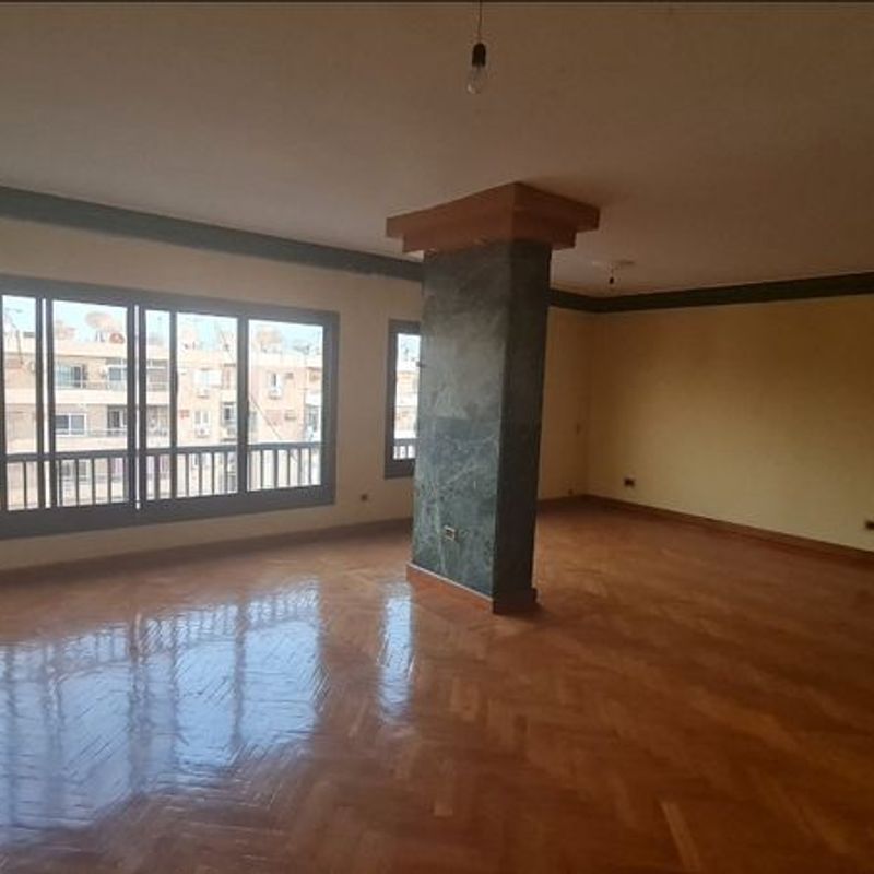 فرصة للإيجار بموقع متميز بشيراتون