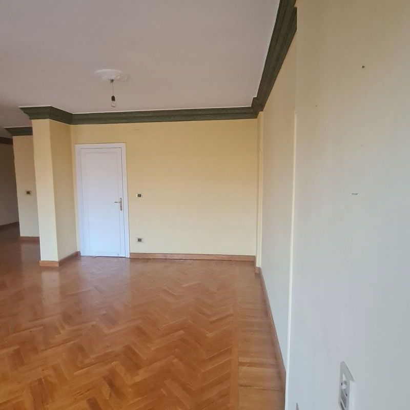 فرصة للإيجار بموقع متميز بشيراتون