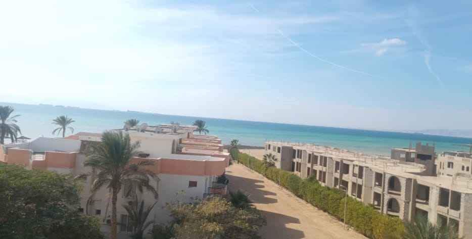 للبيع شاليه استلام فوري 95م علوي برووف بحري علي حمام سباحة برؤية مميزة للبحر بالهولندية راس سدر