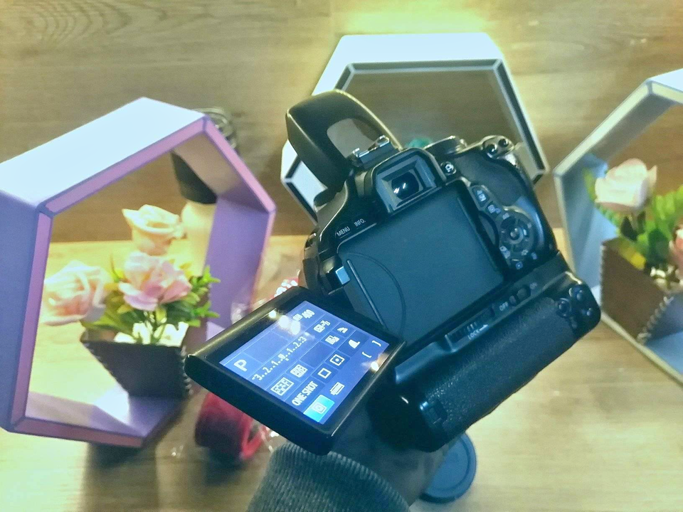 بسم الله الرحمن الرحيم Canon d600_ Lans 50.is للجادين فقط السعر 5700 نهائي الكاميرا ممتازه جدا مشت