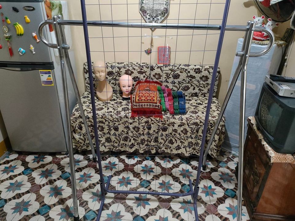 اثنين ملكانات نصف وواحده طرح وحامل ملابس و وخمس ديسات شماعات جداد