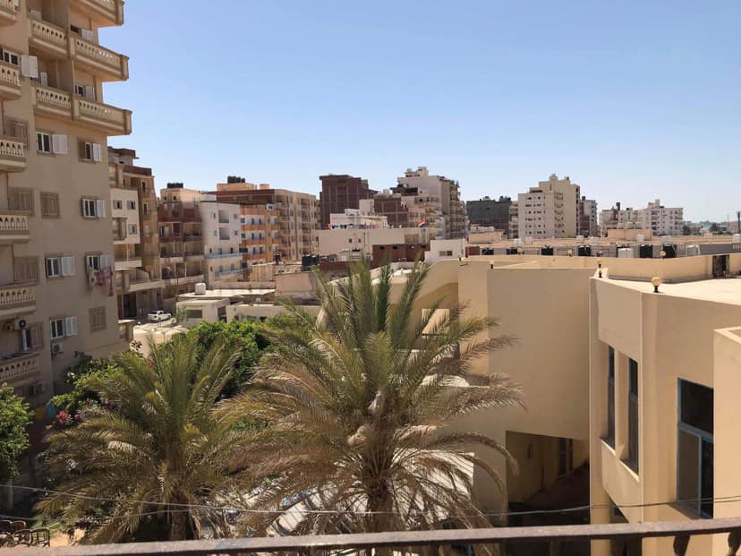 شقة متشطبة بالعفش و الاجهزة الكهربائية