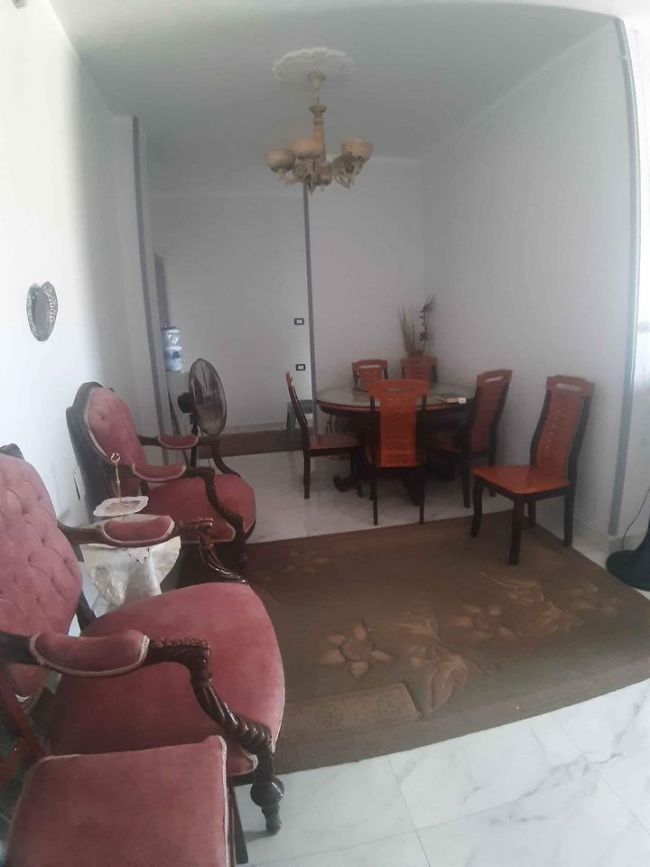 للبيع شقة بجوار السوبر جيت عند موقف مصر القديم عمارة اتحاد ملاك بحصة عقارية فى الارض حالة العقار جدي