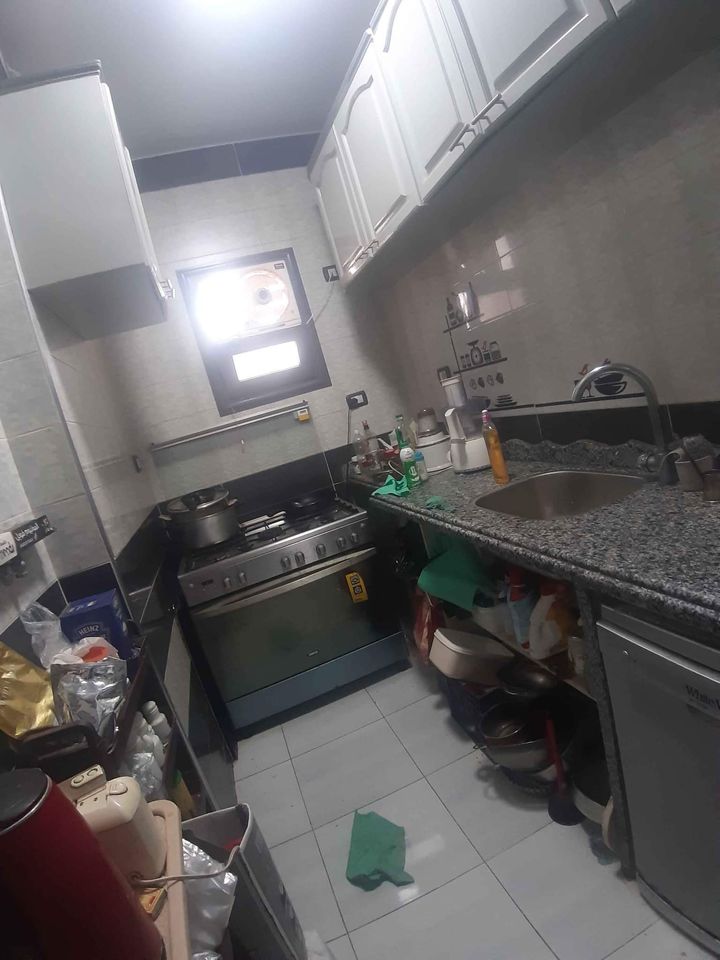 للبيع شقة بجوار السوبر جيت عند موقف مصر القديم عمارة اتحاد ملاك بحصة عقارية فى الارض حالة العقار جدي