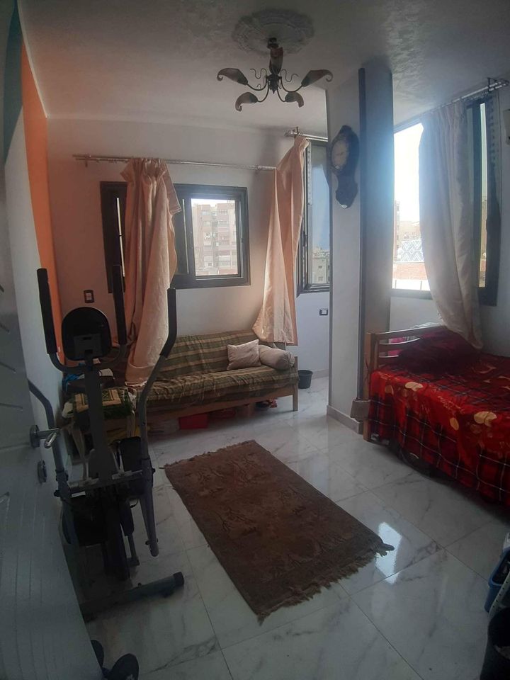 للبيع شقة بجوار السوبر جيت عند موقف مصر القديم عمارة اتحاد ملاك بحصة عقارية فى الارض حالة العقار جدي